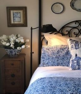 Rhonda Staley IIDA Iowa Blog How to Make the Most of Your Guest Room bed table lamp